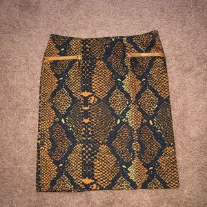ELLEN TRACY (NEVER WORN) Reptile Patterned Skirt with Good Zippers In Front